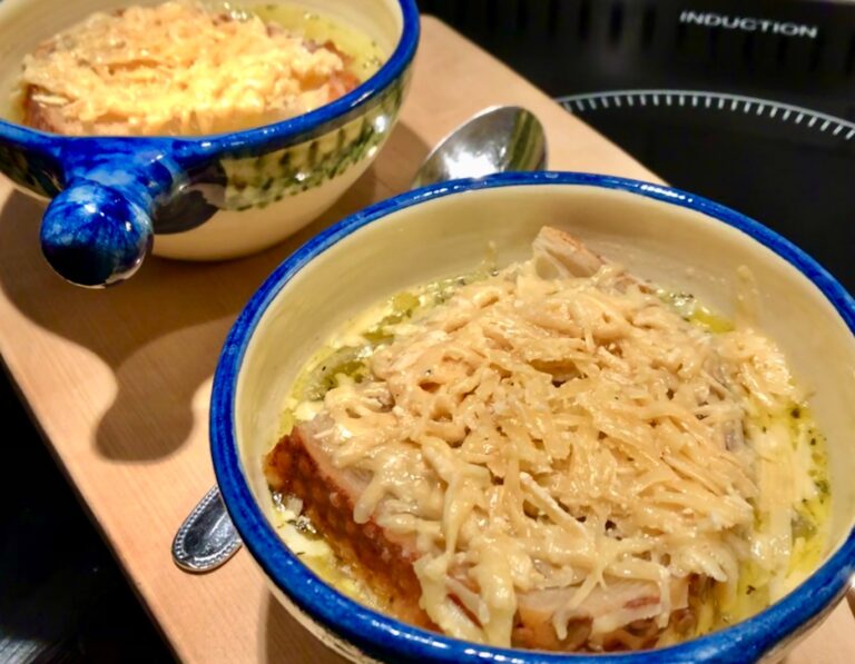 Njut en ostgratinerad löksoppa