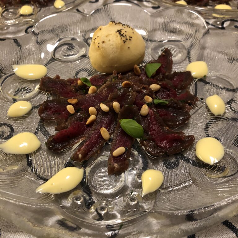 Hjortcarpaccio med ostkräm