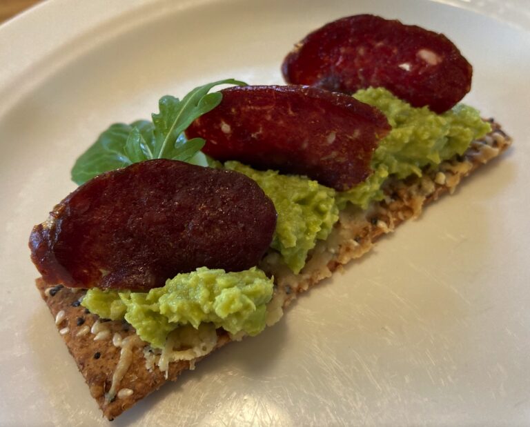 Ärthummus på ostknäcke