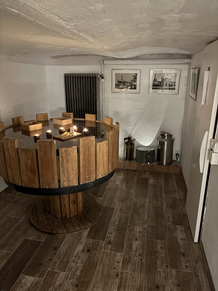 Besök i Ostkällaren – Visit in the Cheese cellar